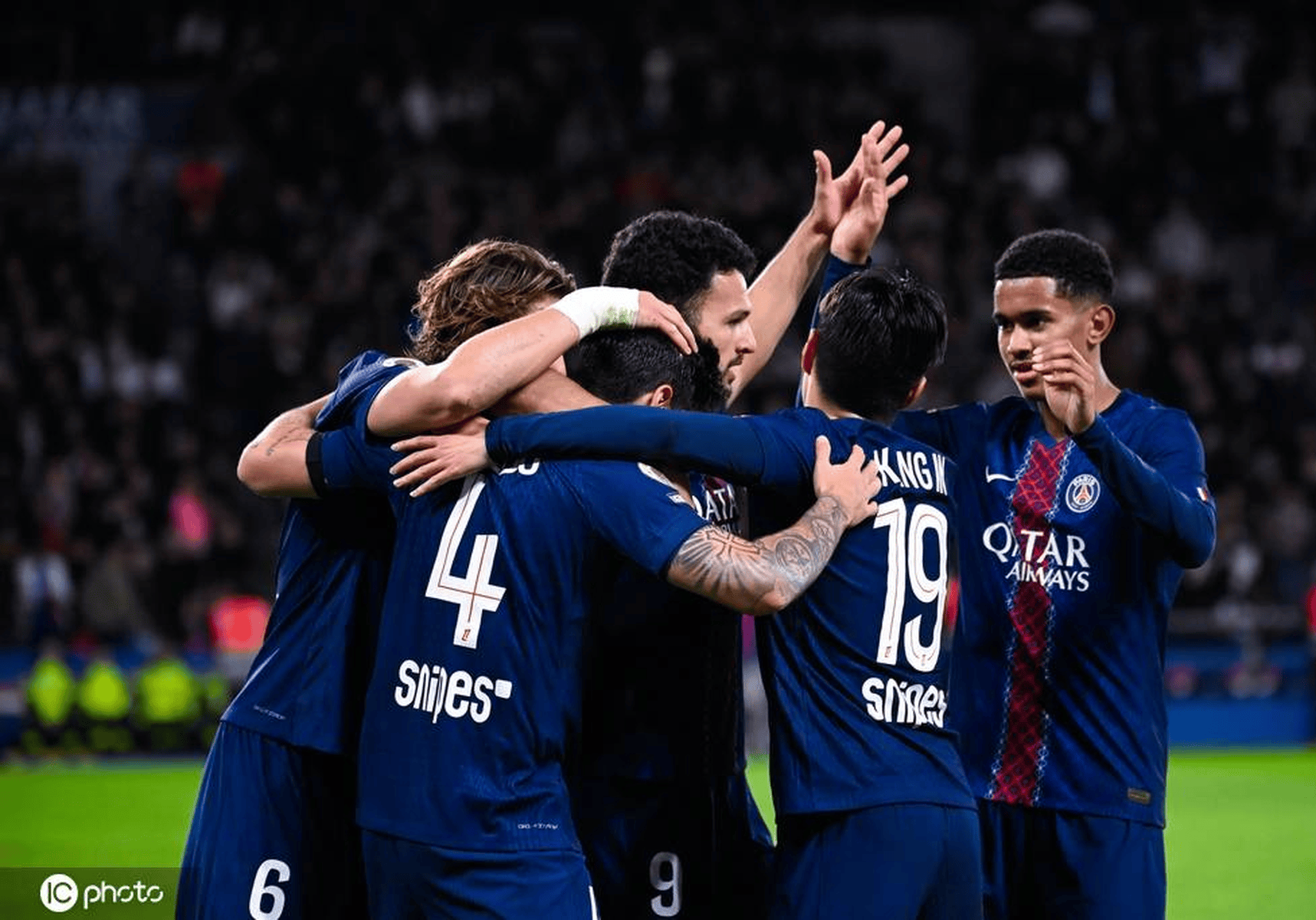 库里31+7+7三分雨浇灭雄鹿！关键绊倒险酿冲突，勇士替补奇兵轰22分赛季新高