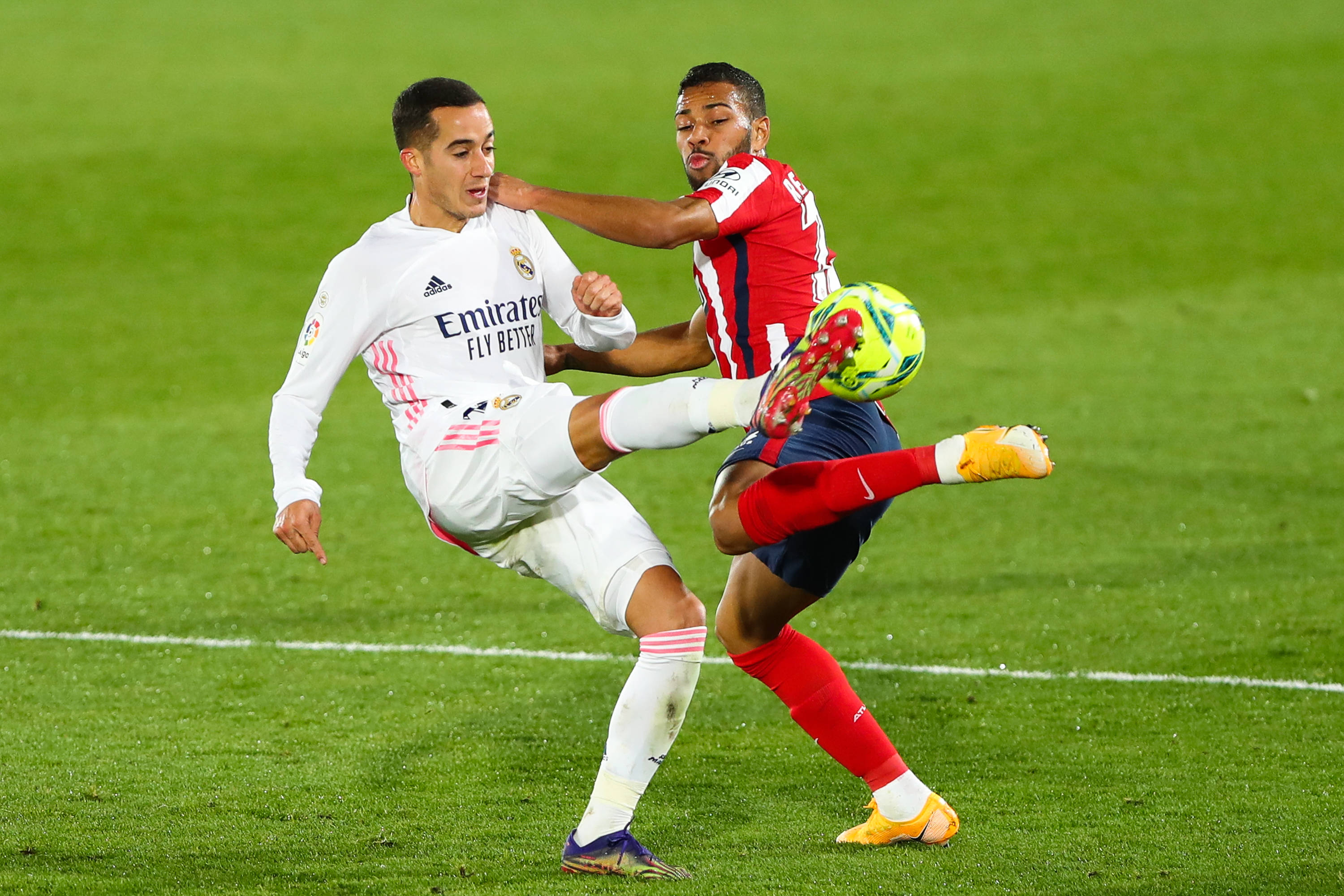 [国内足球]加布里埃尔横敲 蒯纪闻跟进打门得手